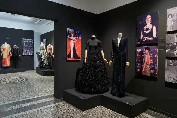 Exposición “Las costuras femeninas de la moda de España (1930-2018)”