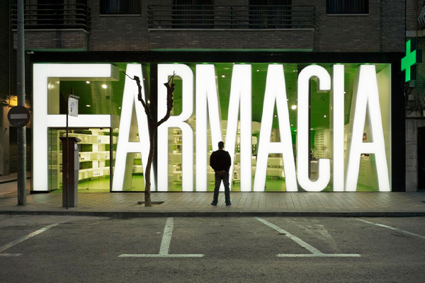 Farmacia con rótulo luminoso